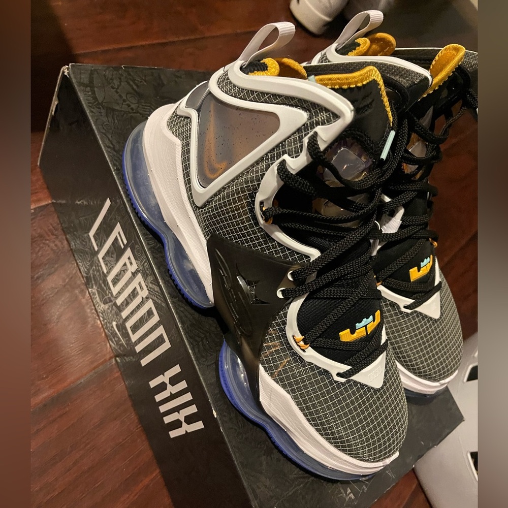 LeBron 19 Graduate